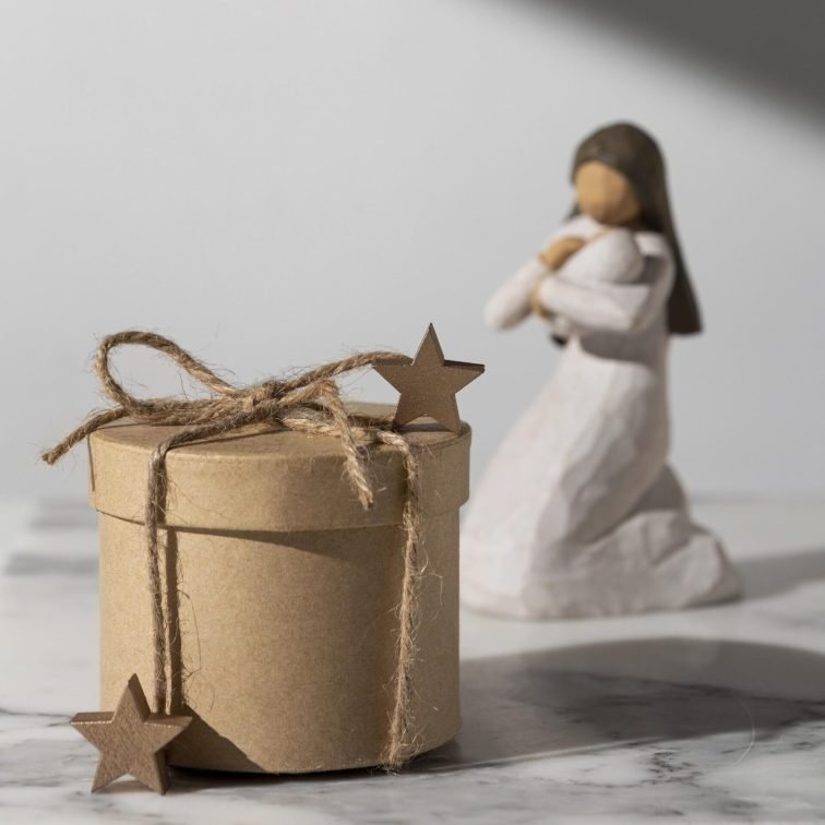 epiphany-day-female-figurine-with-baby-gift-box