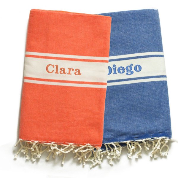 Fouta brodée personnalisée avec prénom, un cadeau chic et utile.